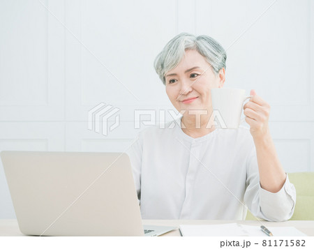 女性 メス 女の人 81171582