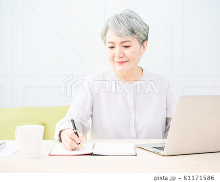 女性 メス 女の人 81171586