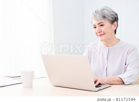 女性 メス 女の人 81171594