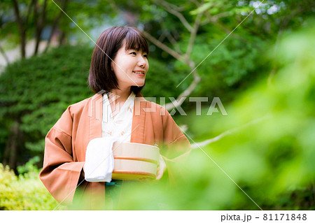 温泉旅行をする浴衣を着た女性 81171848