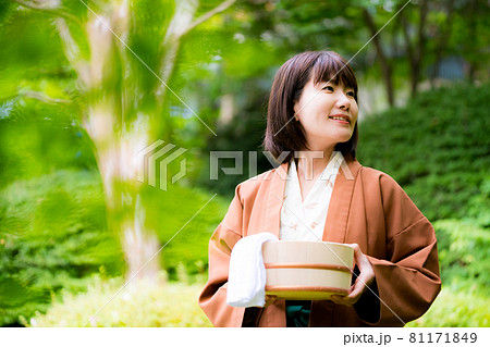 温泉旅行をする浴衣を着た女性 81171849