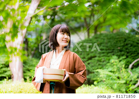温泉旅行をする浴衣を着た女性 81171850