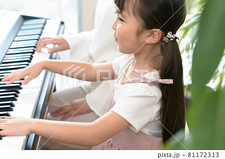 音楽教室で練習する女の子 81172313