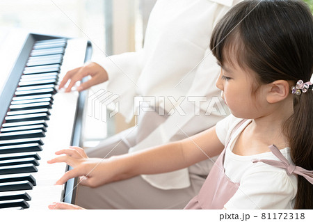 音楽教室で練習する女の子 音楽教室で練習する女の子 81172318