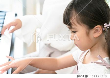 音楽教室で練習する女の子 81172320