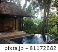 バリ島ウブドエリアにあるリゾートホテルのプラーベートプールと開放感あふれるダイイング 81172682