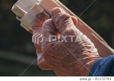 Wrinkled hands of a senior Wrinkled hands of a senior 81172793