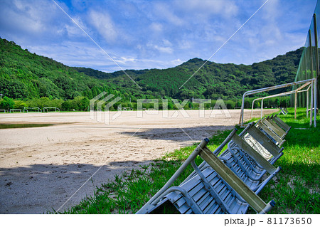 グラウンドに倒されたベンチとゴールポスト グラウンドに倒されたベンチとゴールポスト 81173650