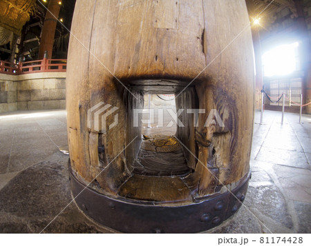 東大寺大仏殿柱のくぐり抜け 東大寺大仏殿柱のくぐり抜け 81174428