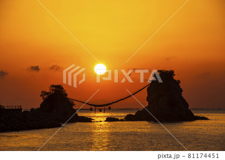 豊後二見ヶ浦の朝日(大分県佐伯市) 豊後二見ヶ浦の朝日(大分県佐伯市) 81174451