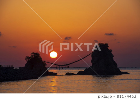 豊後二見ヶ浦の朝日（大分県佐伯市） 81174452