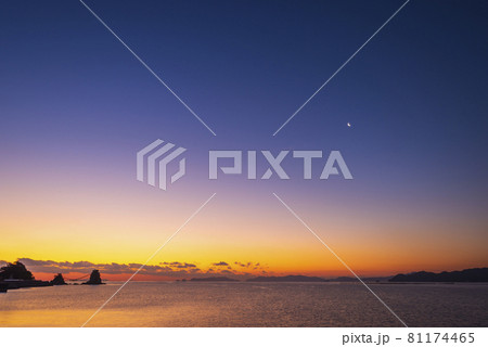 豊後二見ヶ浦の朝日(大分県佐伯市) 豊後二見ヶ浦の朝日(大分県佐伯市) 81174465