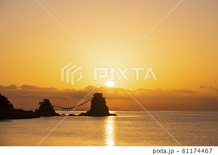 豊後二見ヶ浦の朝日（大分県佐伯市） 81174467