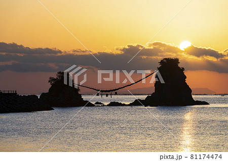 豊後二見ヶ浦の朝日（大分県佐伯市） 81174474