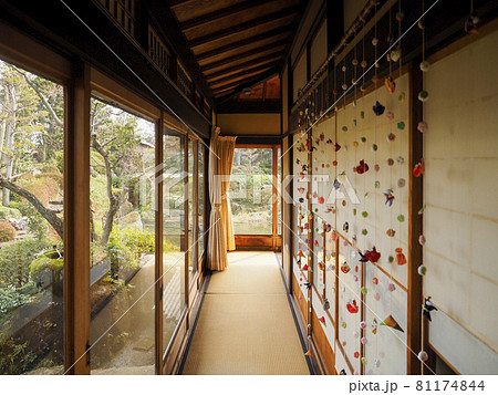 日本家屋の廊下に飾られた吊し雛 日本家屋の廊下に飾られた吊し雛 81174844