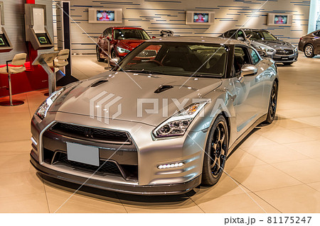 ショールームに展示されたシルバーのスポーツカー 81175247
