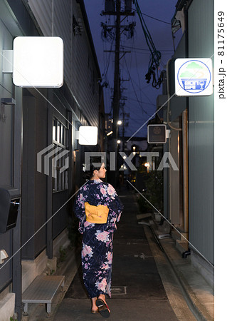 夕方の商店街で夕涼みする浴衣女性　円頓寺商店街にて 81175649