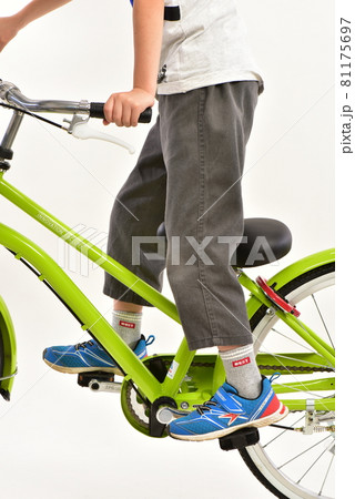j自転車と子供 j自転車と子供 81175697