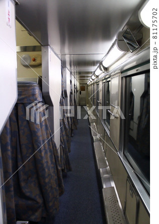 寝台特急あけぼの号の車内 開放b寝台の写真素材