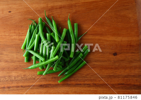 茹でて半分に切ったサヤインゲン 俯瞰撮影 茹でて半分に切ったサヤインゲン 俯瞰撮影 81175846