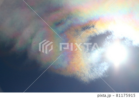 夏空 8月 の太陽の周りに現れた彩雲の写真素材