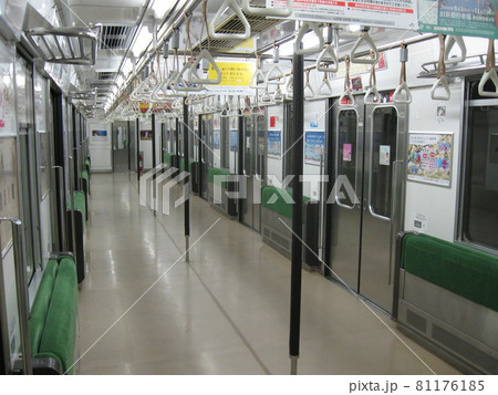JR東日本埼京線205系 6扉車 座席収納時の様子の写真素材 [81176185