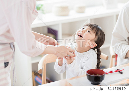 ファミリー 朝食を食べる女の子 ファミリー 朝食を食べる女の子 81176919