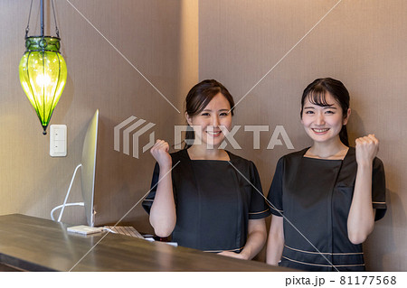 サロン・クリニックの受付に立つ女性（ガッツポーズ） 81177568