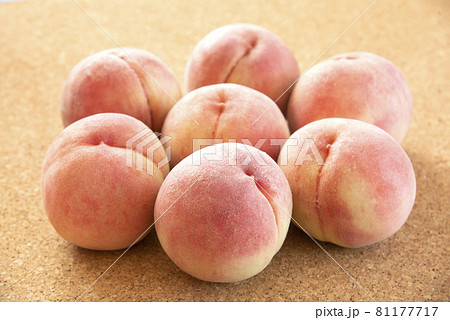 日本の旬の桃 81177717