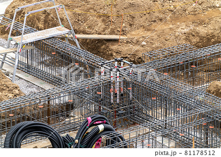 基礎工事　足場台　可搬式作業台　手がかり棒　安全対策 81178512