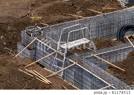 基礎工事　足場台　可搬式作業台　手がかり棒　安全対策 81178515