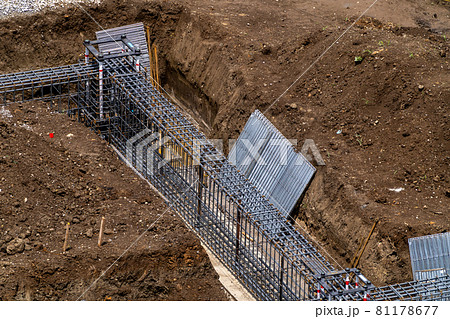 ラス型枠間配り　基礎工事 81178677