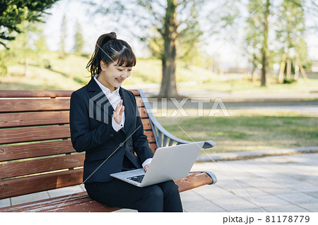 公園で仕事するビジネスウーマン（手を振る） 81178779