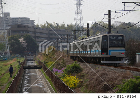 座間市入谷付近をゆく相模線205系電車 81179164