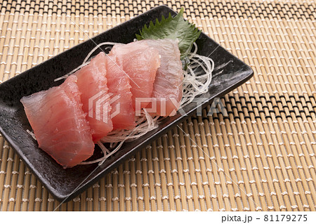 ビンチョウマグロの刺身 81179275