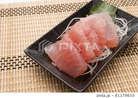 ビンチョウマグロの刺身 81179650