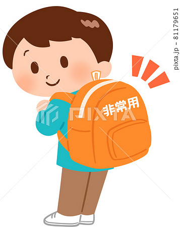 非常用リュックサックを背負う男の子 81179651