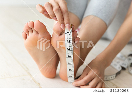足裏を測る女性 81180068