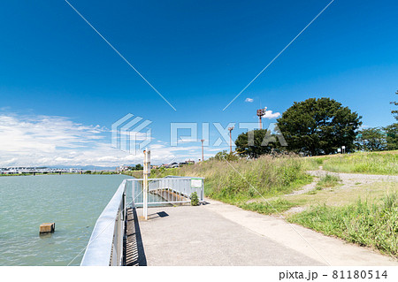 多摩川の二ヶ領上河原堰付近の水面とサイクリングロード 夏の青空 東京都調布市 多摩川の二ヶ領上河原堰付近の水面とサイクリングロード 夏の青空 東京都調布市 81180514