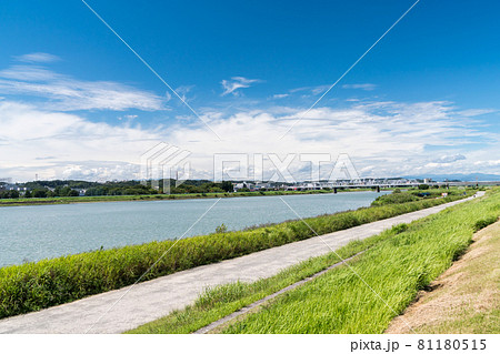 多摩川　遠景に京王相模原線の鉄道橋　夏の青空　東京都調布市 81180515