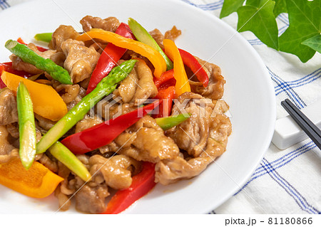 豚肉とアスパラガスとパプリカの炒め物 81180866