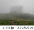夏休みの駒ヶ岳。濃霧に不気味に現れる駒ヶ岳山頂のロープウェイ。 81180919