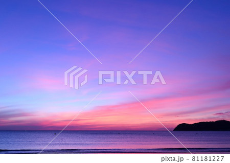 海に沈む夕陽が美しい青色とピンク色の夕焼け空 海に沈む夕陽が美しい青色とピンク色の夕焼け空 81181227