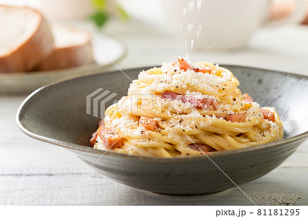 チーズと生クリームと卵の、濃厚カルボナーラ 81181295