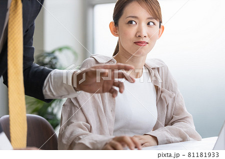 上司からのアドバイスを聞いている若い女性 上司からのアドバイスを聞いている若い女性 81181933