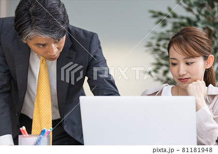 上司からのアドバイスを聞いている若い女性 上司からのアドバイスを聞いている若い女性 81181948