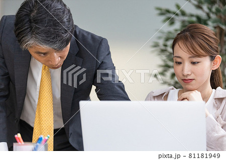 上司からのアドバイスを聞いている若い女性 上司からのアドバイスを聞いている若い女性 81181949