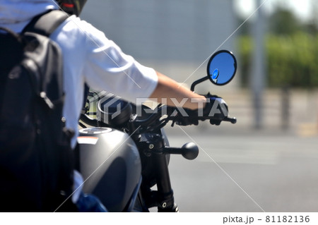 ハンドルを握るライダー イメージ ハンドルを握るライダー イメージ 81182136