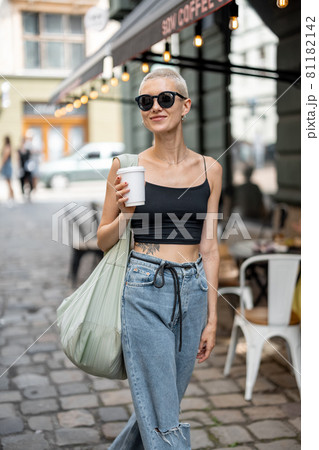 Stylish woman portrait on the street 81182142