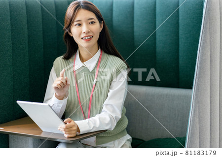 個室ブースで仕事をする女性 撮影協力:LINK FOREST 個室ブースで仕事をする女性 撮影協力:LINK FOREST 81183179